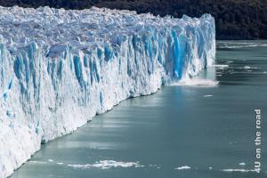 Bild Abbruch eines ganzen Zacken, Perito Moreno Gletscher, an der Abbruchkante des ca. 70 m hohen Eisblocks leuchtet das Eis gletscherblau