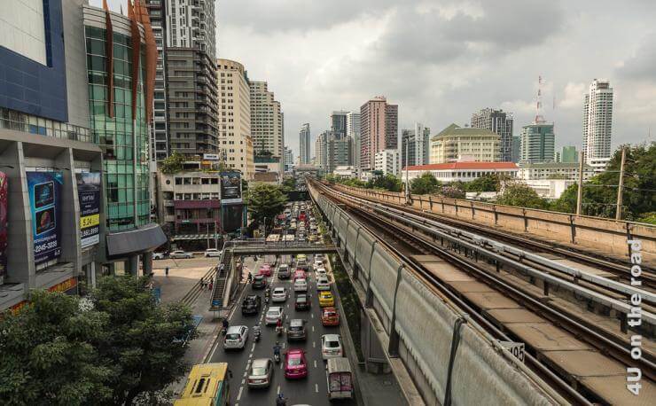 Bild Auf dem Weg ins Shopping Paradies - Bangkok zeigt die Trasse des Skytraines, den Stau auf der unterhalb verlaufenden 4 spurigen Strasse und die Hochhäuser.