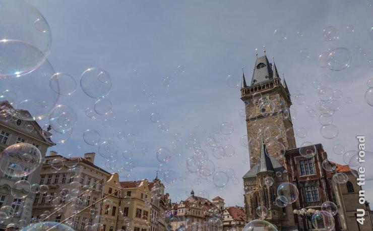 Seifenblasen über dem Rathausplatz in Prag