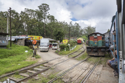 Zugbegegnung auf der meist einspurigen Strecke von Kandy nach Nuwara Eliya