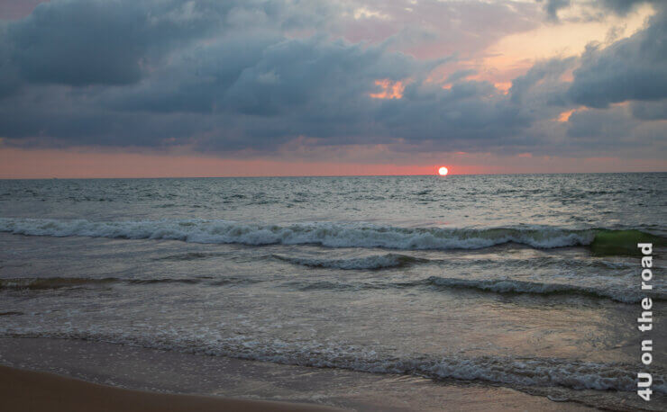 Die im Meer versinkende Sonne färbt den Himmel rosa und das Meer silbrig - Feature Reisetipps Sri Lanka von A bis Z