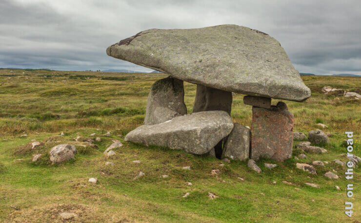Ein Dolmen steht wie ein Pilz in der Landschaft. Einer der Stützsteine ist schon umgefallen. Feature Tipps für Irlands Norden