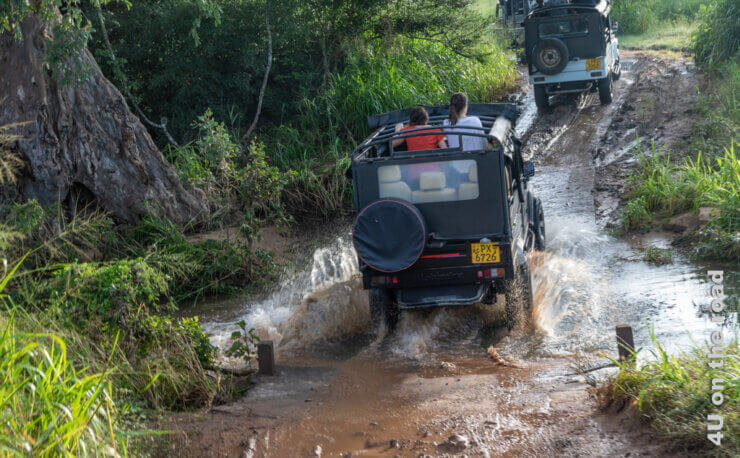Jeeps durchqueren spritzend einen Bachlauf bevor es auf matschigen Wegen weitergeht - Feature Verkehrsmittel Sri Lanka