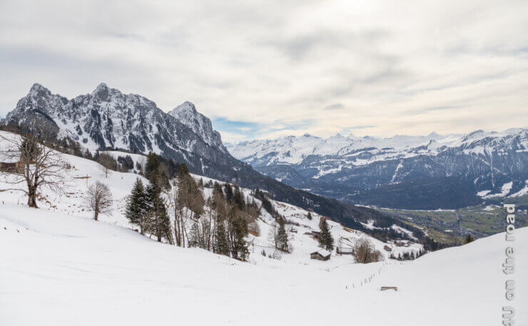 Panoramablick auf die Mythen und Schwyz Feature Winterwandern Sattel Hochstuckli und Skywalk