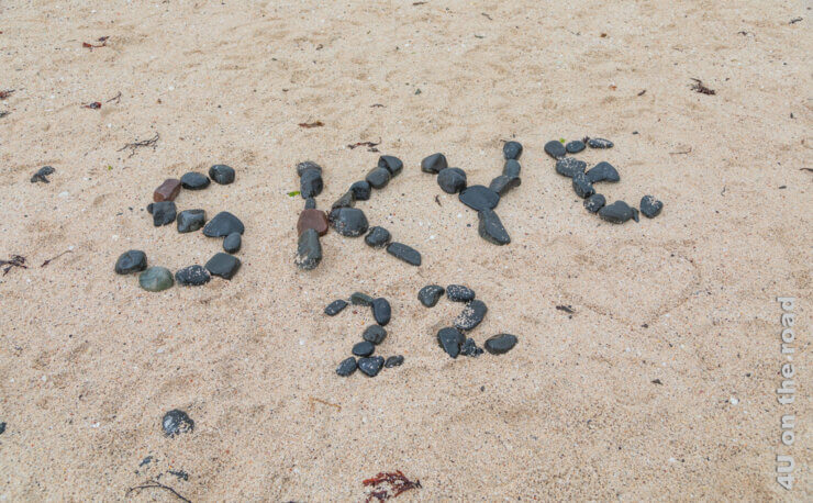 Am Coral Beach hat jemand mit Steinen gross Skye 22 in den Sand geschrieben - wie passend für das Featurebild für einen Beitrag über unsere Highlights und Sehenswürdigkeiten der Isle of Skye.