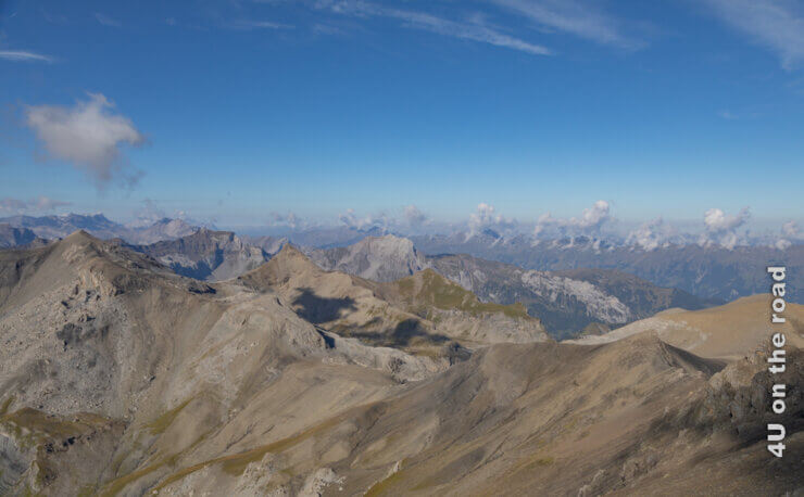 Blick vom Schilthorn oberhalb von Mürren in Richtung Mont Blanc. Es bilden sich bereits erste kleine Wolkentürme oberhalb der Bergspitzen, aber noch ist die Sicht über die Gipfel klar.